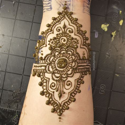 henna-design-by-@neon-henna-henna-designs,-hand-henna,-henna
