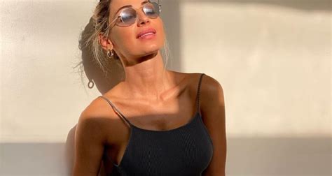 She was born on january 9, 1987 in the commune (village) of sora, located in the province of frosinone, on the eastern periphery of the roman region of lazio. Anna Tatangelo, pantalone giù: spunta l'intimo striminzito ...