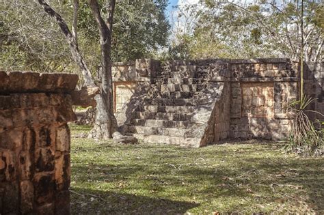Premium Photo Remains Of A Mayan Building With Stairway Inside The