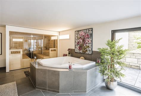 From bedside tables to mink velvet chairs. Modernes Luxus Haus mit Flachdach im Bauhausstil ...