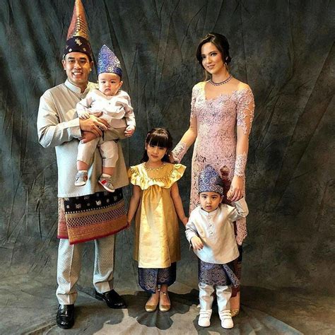 When you use a browser like chrome it saves some. 10 Konsep Foto Keluarga dengan Baju Adat, Tampil Ningrat ...