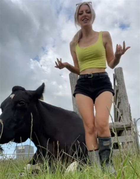 I’m A Farm Girl When I’m Not Milking Cows I Like To Twerk Near Them But They’re Unimpressed