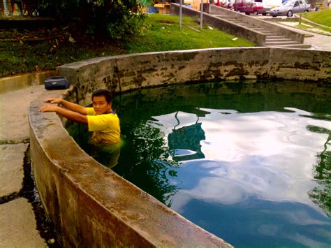 Raka, ayah dan teman teman ayah berendam di pemandian. abuse & adore: DIGEST: Kolam Air Panas Selayang (Selayang ...