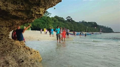 Western tourism is booming in batu karas mostly due to the beginner surf break. Buletin Wisata: Pantai Batu Karas - Pangandaran, Jawa Barat