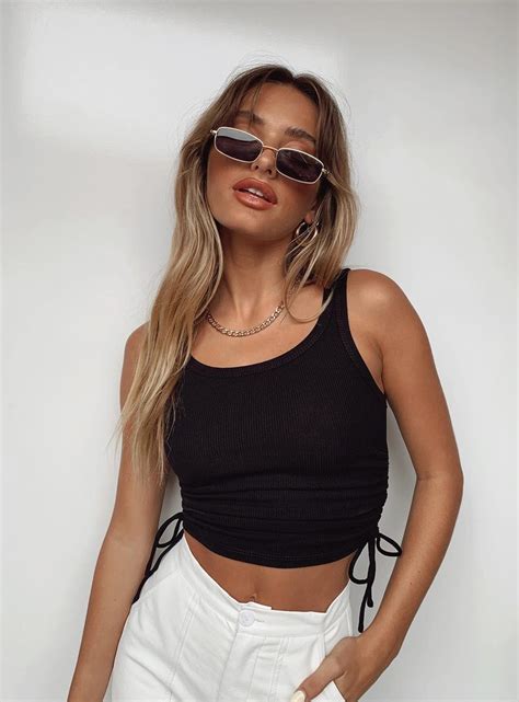 How To Wear A Crop Top 4 On Trend Outfits You Ll Love College Fashion