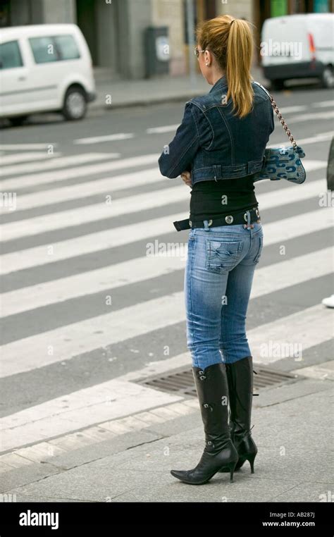 Modisch Gekleidete Frau In Schwarzen Stiefel Mit High Heels Und Enge Jeans In Bilbao Bilbo Der