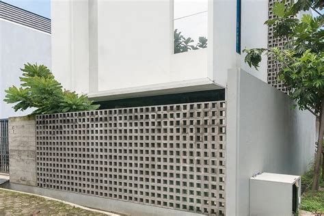 Pagar tembok minimalis memiliki fungsi sebagai nilai tambahan dari tampilan sebuah rumah serta pelindung rumah dari berbagai ancaman diluar rumah. Gambar Pagar Rumah Beton Minimalis - Pagar Rumah