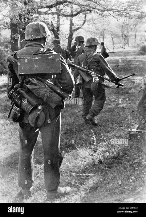 German Soldiers On The Eastern Front 1943 Stock Photo Alamy