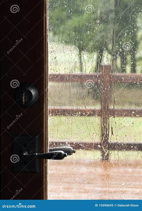 Regen Door Het Venster Van De Deur Stock Afbeelding Image Of Nave