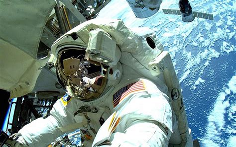 宇航员工作不忘自拍 对比图展示空间站庞大身躯 6 图片频道 人民网