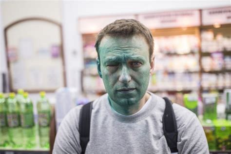 Alexei navalny suffering spinal injuries and 'losing feeling in hands'. Un opposant à Poutine aspergé de colorant, soigné pour une ...