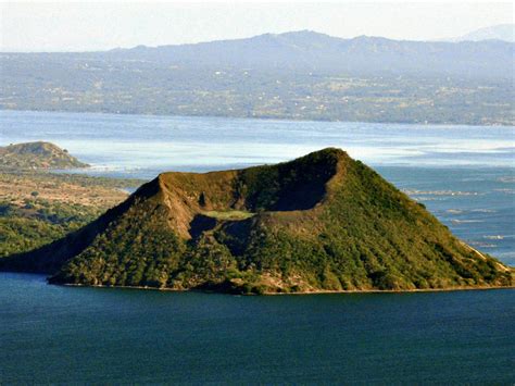 Le Volcan Taal Aux Philippines Se Réveille