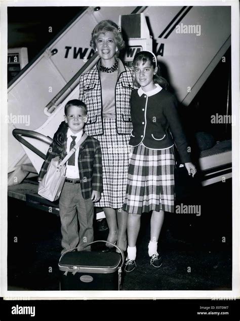 Jun 06 1960 Ny International Airport Popular Songbird Dinah Shore Is Pictured On Arrival