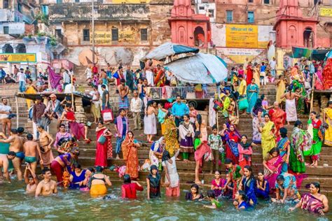 Ritual Que Se Baña En El Río El Ganges Foto de archivo editorial Imagen de indio muelle