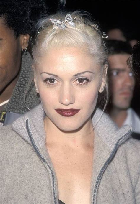 For the casual outing, stefani, as many stars keep doing, wore a wraparound choker and paired it with a baggy, sleeveless gray tank and colorful jewels that matched her pastel pink nails. Gwen Stefani | 90s hairstyles, Hair clips 90s, Hair styles