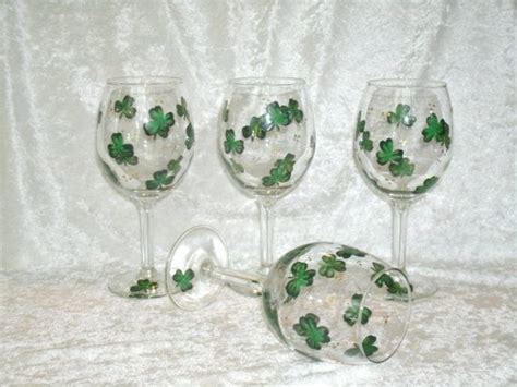 Shamrock Wine Glasses Set Of Four Etsy Hand Painted Wine Glasses Painted Wine Glasses Wine