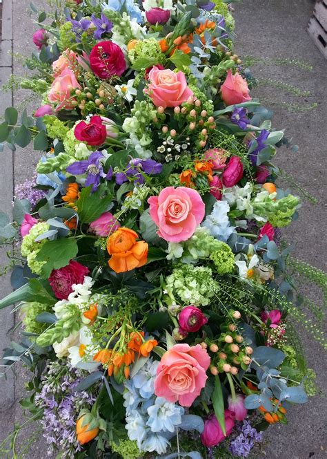 The blanket of flowers that covers the top of the casket, these arrangements are primarily sent by the spouse or immediate family. Coffin spray | Funeral flower arrangements, Funeral ...