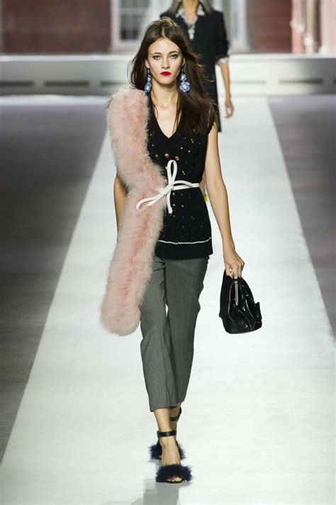 El fabricante celebró los 50 años de patente de su airbag, creando una colección de ropa que utiliza las bolsas de aire. Ropa de mujer tendencias para primavera verano 2016