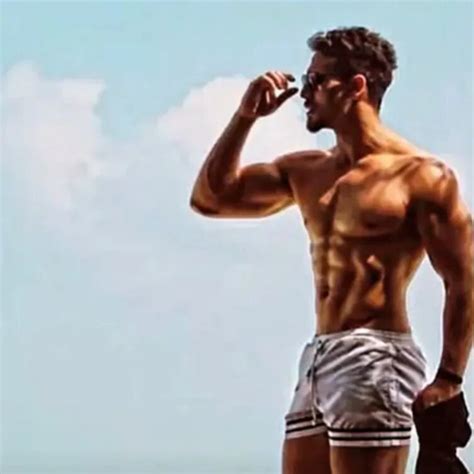 Tiger Shroff Flaunts Chiselled Physique And Flashboard Abs In Stunning