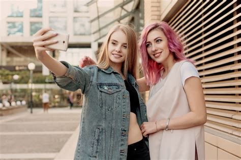 Vrienden Nemen Selfie Met Een Smartphone En Maken Gezichten En Plezier Close Up Van Meisjes Die
