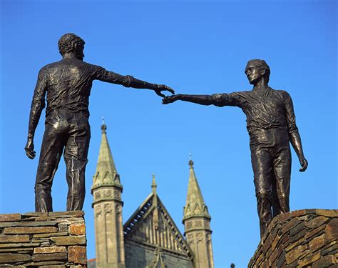 Derry Londonderrys Hands Across The Divide Statue Was Erected In