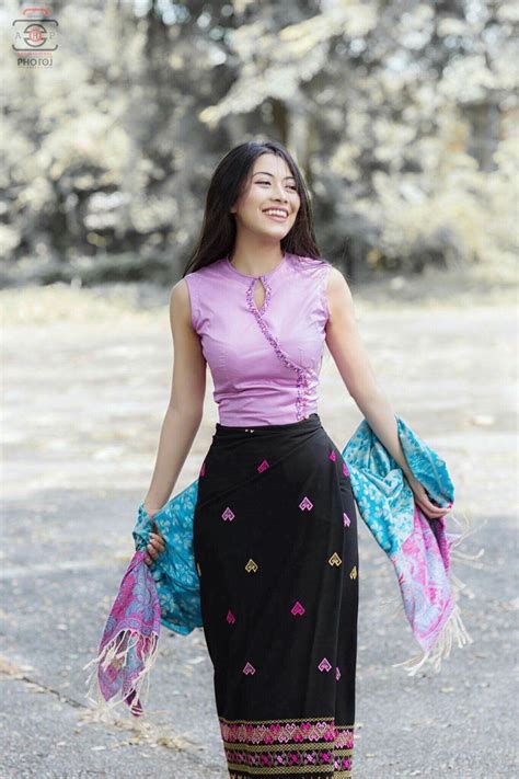 Pin By Megan Rogers On Elegant Myanmar Girls Traditional Dresses