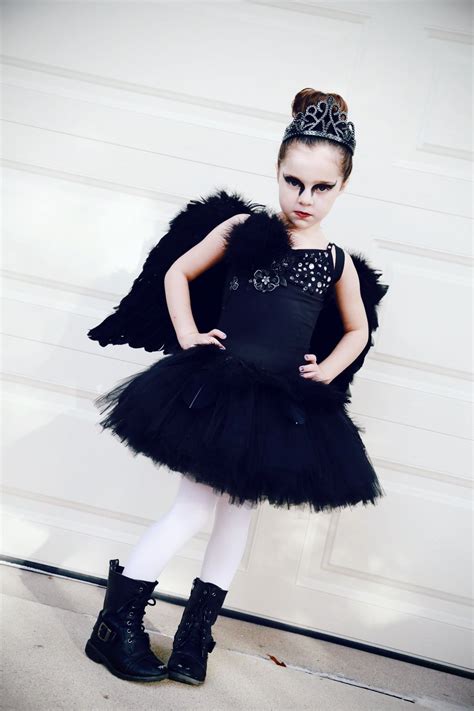 Black swan, the critically acclaimed thriller starring natalie portman as a deranged ballerina, has enjoyed considerable buzz throughout the past few months. Little girl Black Swan costume | www.frostingshop.etsy.com ...