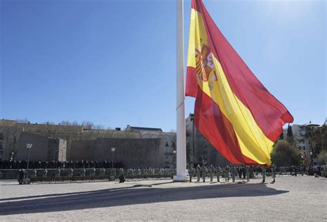La Legión Hace Historia E Iza La Bandera De España De Colón En Madrid Por Su Centenario Ideal