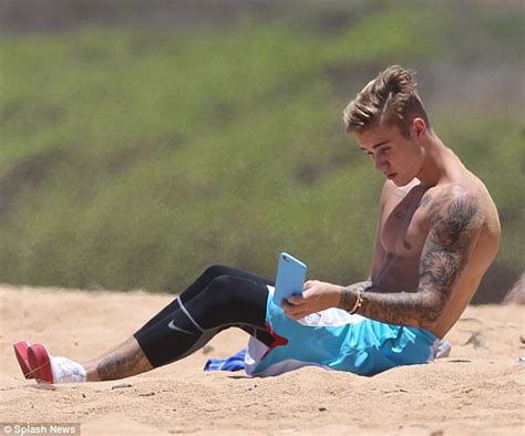 Justin Bieber Takes Selfie As He Relaxes Shirtless On Hawaiian Beach Daily Mail Online