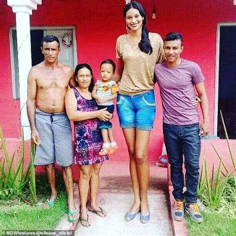 Seven Foot Tall Model Named Brazil S Tallest Woman Is Married To A