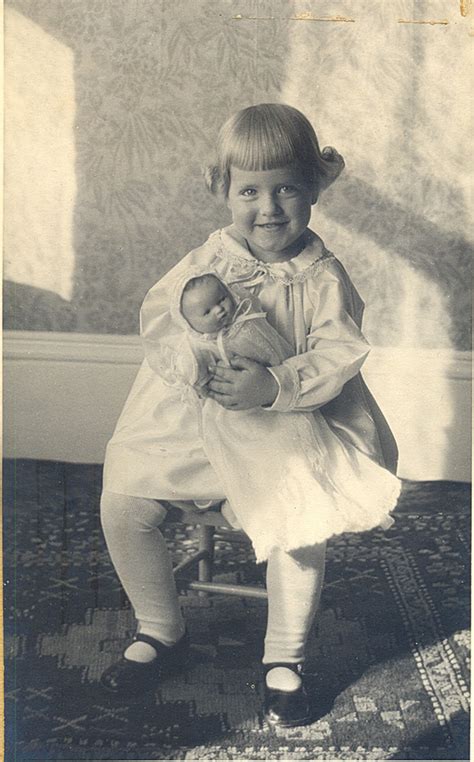 30 Adorable Vintage Photos Of Little Girls Posing With Their Dolls