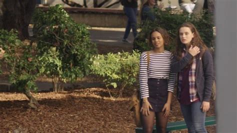 Falda De Jessica Davis Alisha Boe En 13 Reasons Why S01e02 Spotern