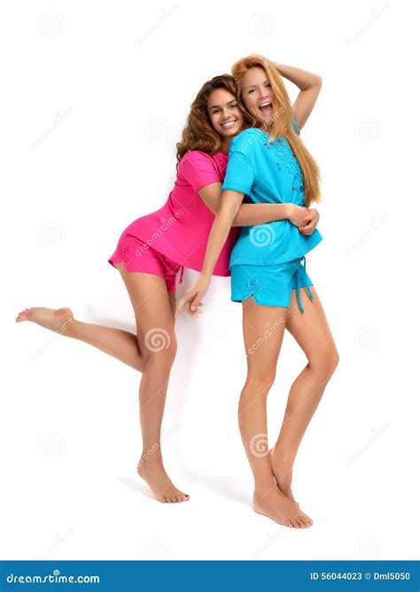 Twee Sexy Gelukkige Damemeisjes Die Het Lachen Het Koesteren In Moderne Cas Glimlachen Stock