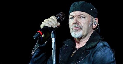 Music video by vasco rossi performing eh.già (live kom 011). Vasco Rossi attacca i politici: "Giù le mani dalle mie ...