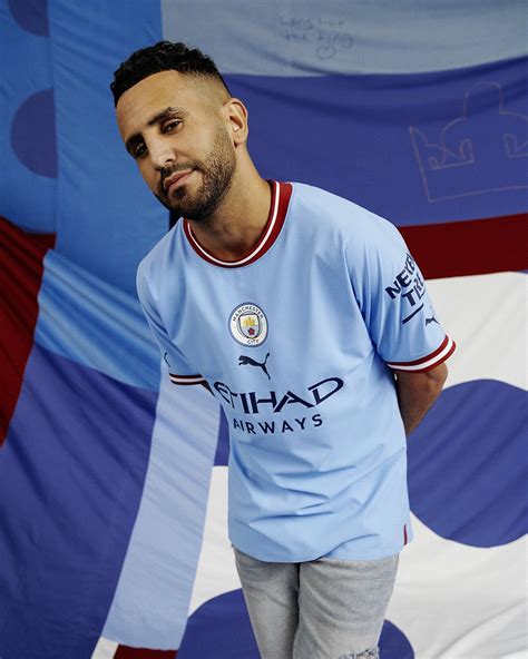 Man City Mahrez Pose Avec Le Maillot 2022 23