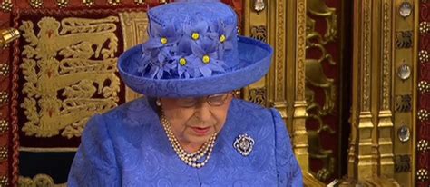 Le chapeau, l'autre couronne de la reine elizabeth ii. Brexit : l'étonnant chapeau de la reine Elizabeth II - Le Point