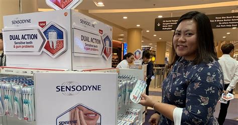 Gosoklah giginya anda setiap habis makan, agar meminimalisir munculnya plak. CikLilyPutih The Lifestyle Blogger: Ubat Gigi SENSODYNE ...