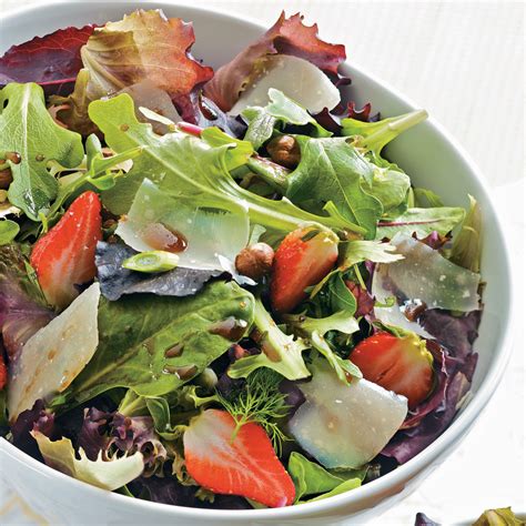 Salade de mesclun aux fraises et vinaigrette balsamique