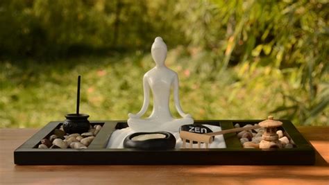 Japanese design and décor is popular in every sphere because it's peaceful and shows beauty in very simple things. DIY Tabletop Zen garden ideas - how to create a harmonious ...