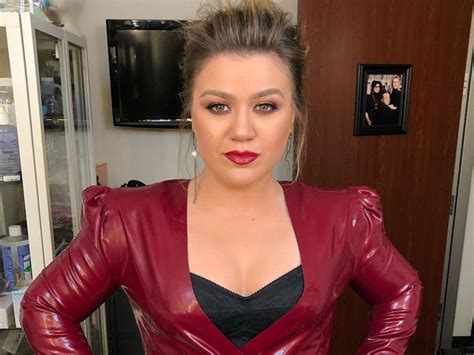 Kelly Clarkson Continues To Show Off Her Weight Loss Celebrity Insider