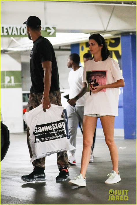 Kendall Jenner Boyfriend Ben Simmons Stock Up On Games Photo Kendall Jenner