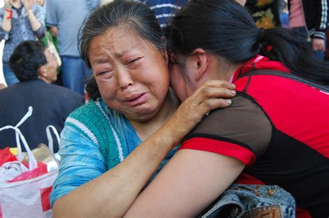 泪奔！回顾汶川地震的8个感人瞬间，亲人在废墟上无助哭喊地震灾情汶川地震新浪新闻