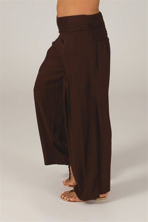 Cette tenue est dotée de deux poches latérales. Pantalon Grande taille Ample et Fluide Mina Chocolat