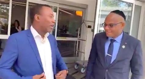 Sowore was said to have been speaking with a detachment of police officers stationed at the public facility when a police man shot at the crowd. Sowore da Kanu sun yi shirin kifar da gwamnatin Buhari ...