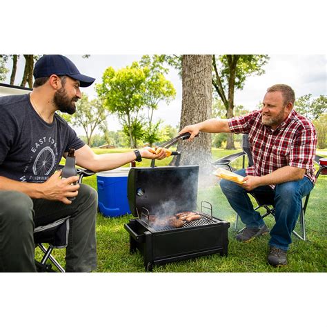 Su construcción resistente garantiza una durabilidad suprema, mientras que la bandeja de altura ajustable y los grandes amortiguadores de aire le permiten crear la temperatura y el. Oklahoma Joe's® Rambler Tabletop Charcoal Grill | Char ...