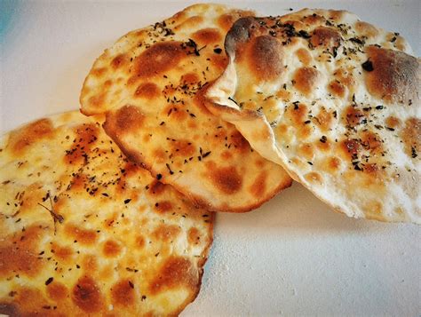 Focaccia senza lievito in padella versione pasqualina. Ricetta focaccia croccante senza lievito | Ricettario Tipico