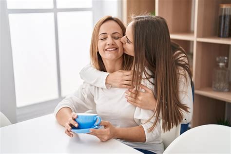 Dos Mujeres Madre E Hija Abrazándose Tomando Café En Casa Foto Premium