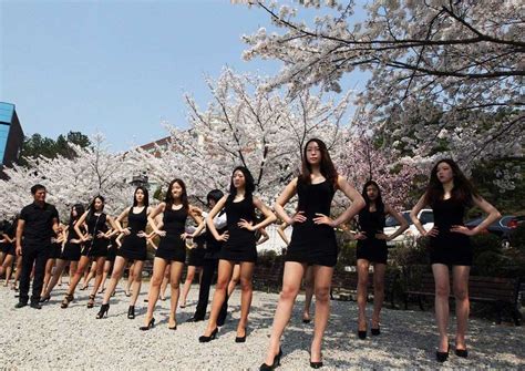 한국 모델 벚꽃나무 아래서 수업 날씬한 다리 자랑3 인민넷 조문판 人民网