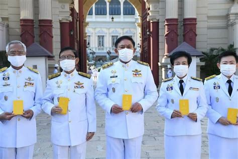 May god bless the queen. ลงนามถวายพระพร พระบาทสมเด็จพระเจ้าอยู่หัว และสมเด็จพระนาง ...