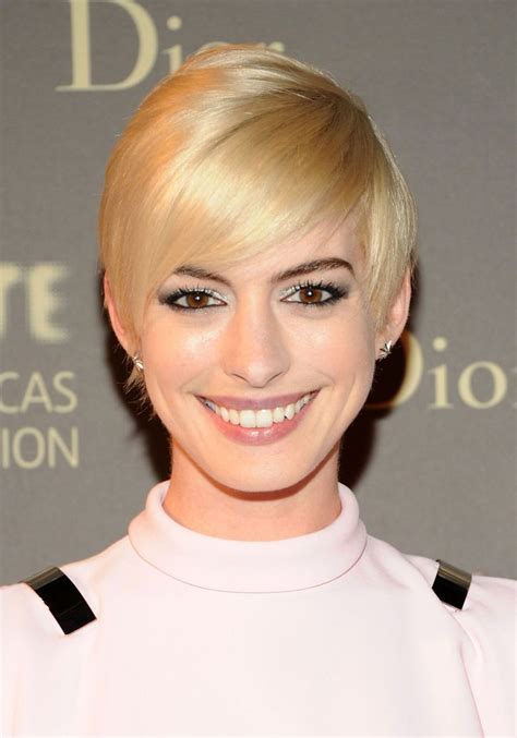 Anne Hathaway Short Haircut Blond Sleek Pixie Cut With Long Side Bangs